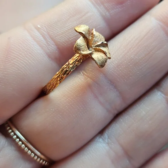 14k Flower Ring - Picture 1 of 3